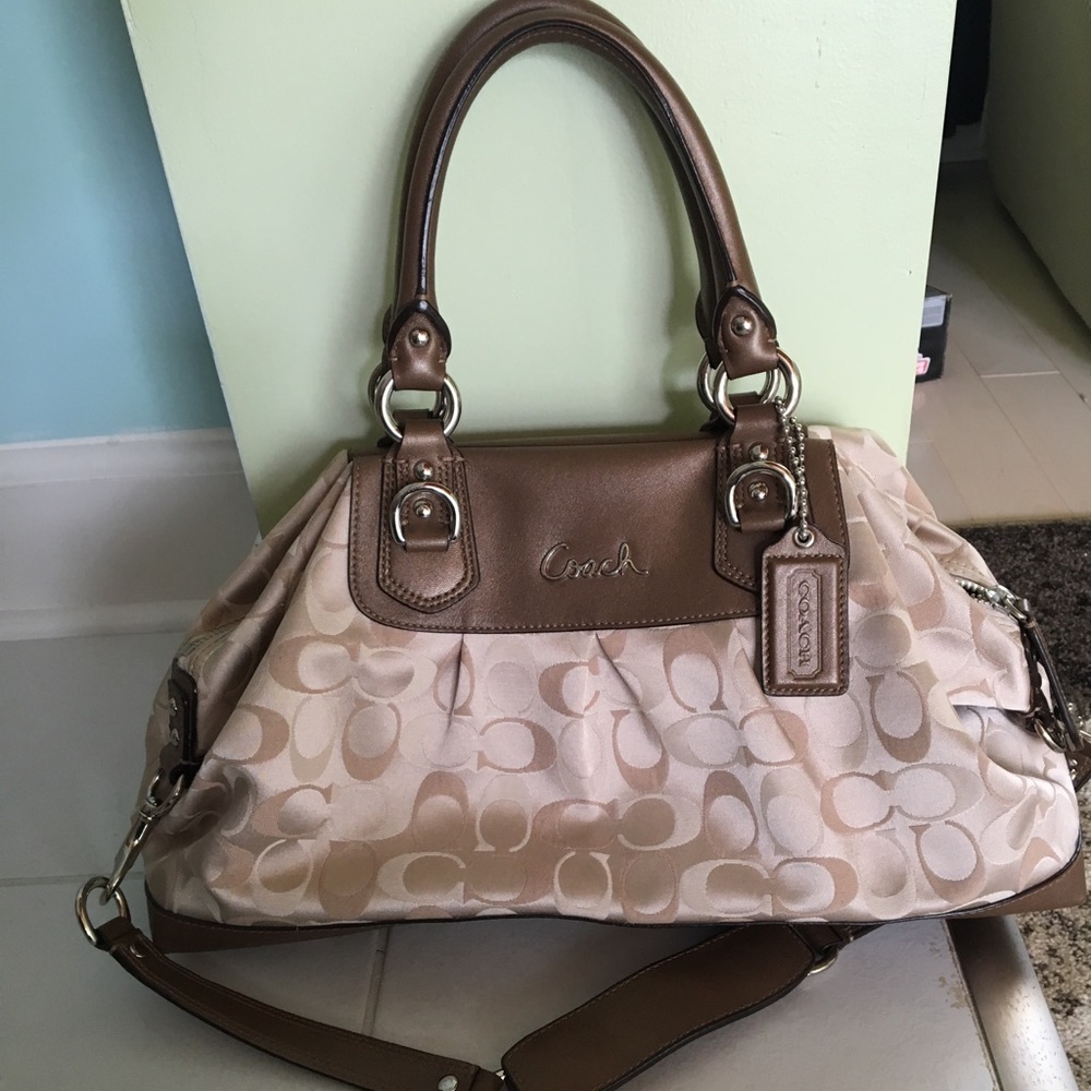 Very cute purse, authentic from Coach.